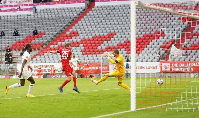  拜仁慕尼黑主场大胜登顶德甲积分榜  