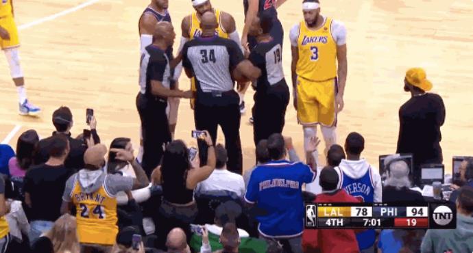  马赛德比战平局收场，球迷冲突引发关注  