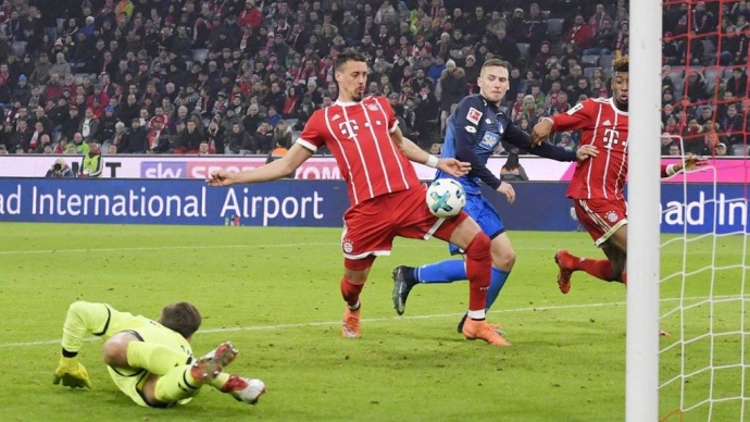  拜仁慕尼黑主场大胜，多特登顶积分榜  