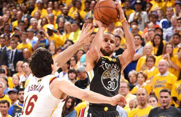  库里单场命中九记三分勇士主场大胜鹈鹕  